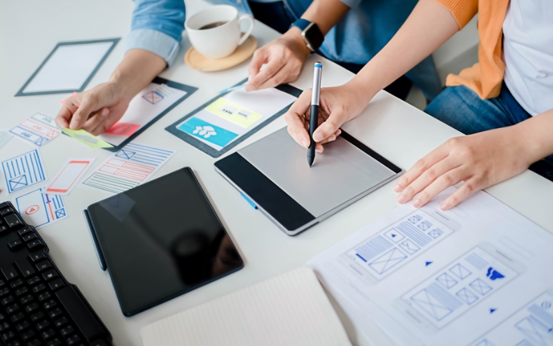 Compelling and Well-Structured Content Capturing Attention and Building Trust